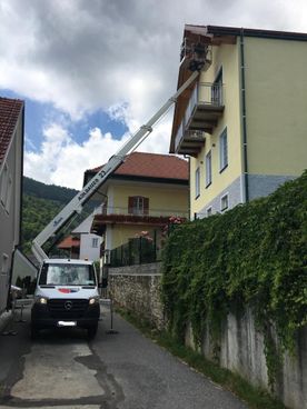 Montage Taubenabwehr - mit hauseigener Arbeitsbühne