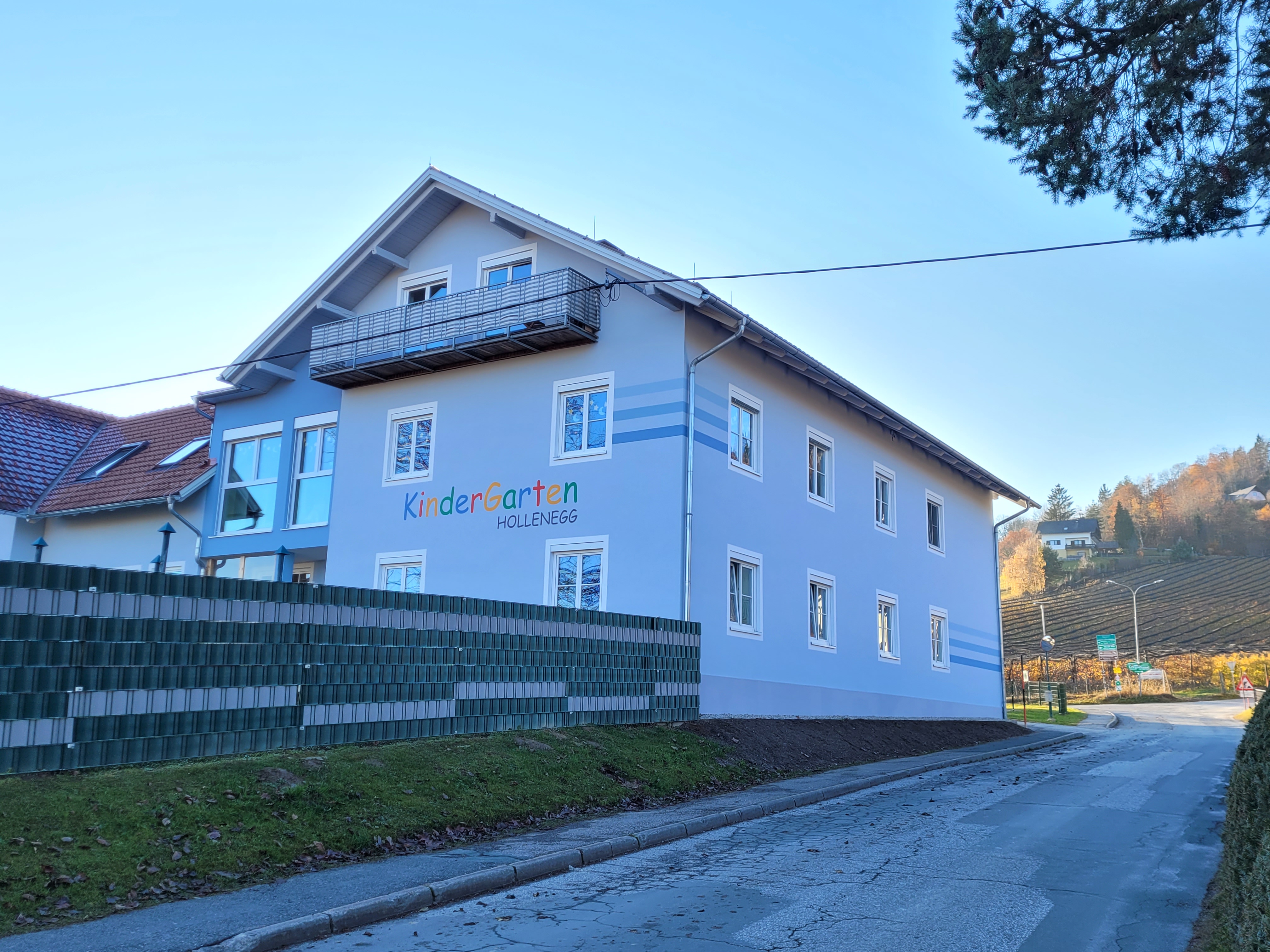 Kindergarten Hollenegg nach Sanierung - Fassadengestaltung