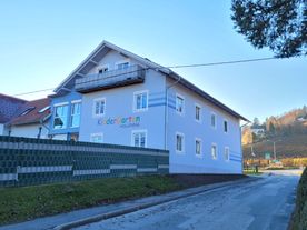 Kindergarten Hollenegg nach Sanierung - Fassadengestaltung